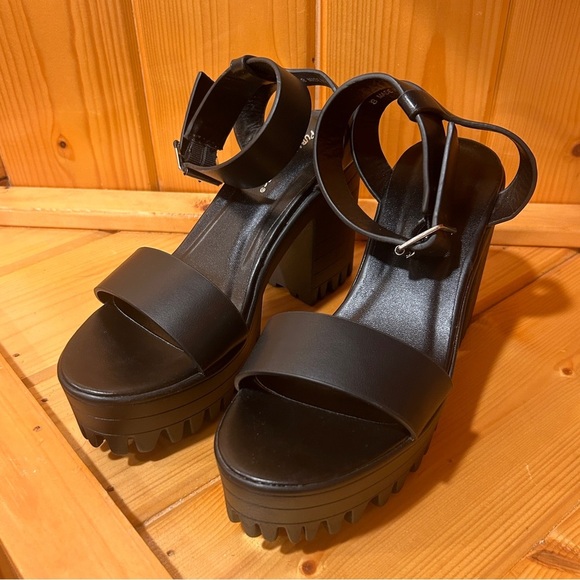 Public Desire AVENUE BLACK CLEATED SOLE PLATFORM BLOCK HIGH HEELS Black - Picture 9 of 10